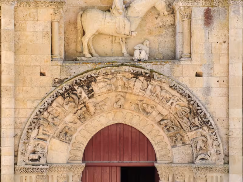 Façade de l'église Saint-Hilaire à Melle