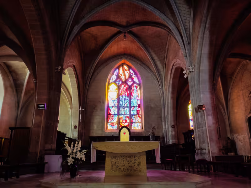 Autel et vitrail de l'église de Ruffec