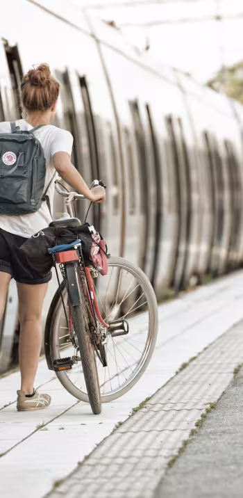 Jeune_femme_avec_son_velo__en_gare__prete_a_monter_dans_un_train_45520.JPG