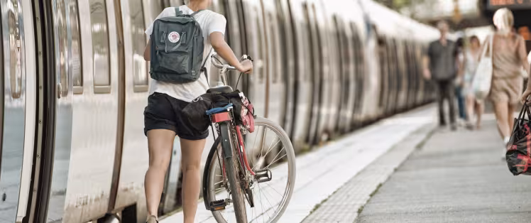 Jeune_femme_avec_son_velo__en_gare__prete_a_monter_dans_un_train_45520.JPG