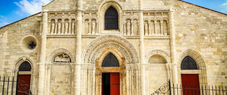 Façade de l'église de Ruffec