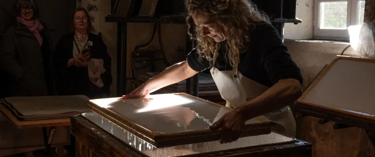 la-fabrication-d-une-feuille-de-papier au Moulin du Got