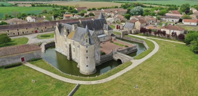 Visite des extérieurs et de la chapelle du château de Saveilles