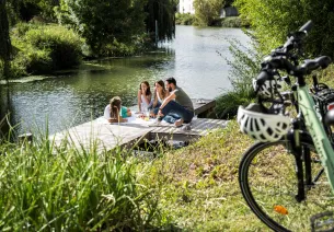 Marais Poitevin à vélo - pause bord de rivière