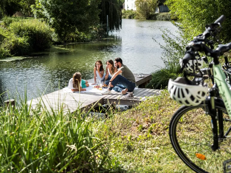 Marais Poitevin à vélo - pause bord de rivière